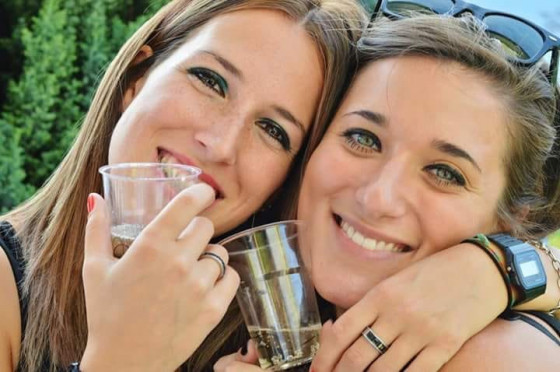 Rossana e Alessandra,  amichesorelle a una festa